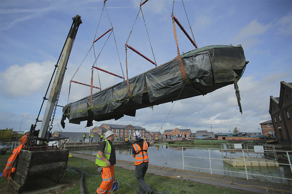 Video shows incredible boat lifts during biggest inland waterways craft operation of its kind in the UK